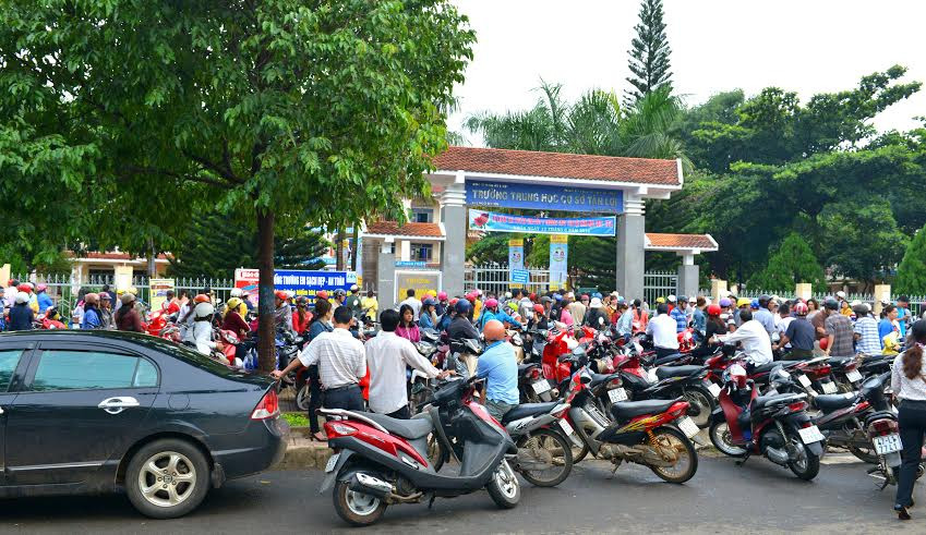 Cha mẹ lo âu trước tỉ lệ “chọi” 1-4 ở trường PTCS Tân Lợi