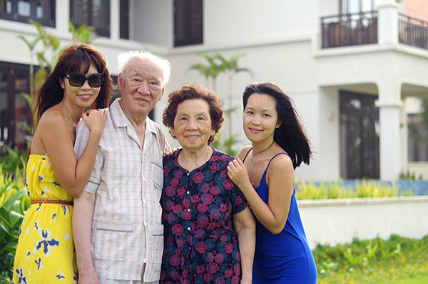 Hà Anh bình yên bên đại gia đình