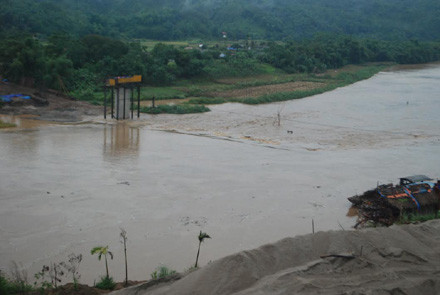 Nước lũ sông Hồng tràn về nhấn chìm toàn bộ tuyến đường từ bờ phía xã Vạn Hòa ra trụ mố giữa sông phục vụ thi công cầu Giang Đông bắc qua sông Hồng nối đôi bờ phía nam thành phố Lào Cai.