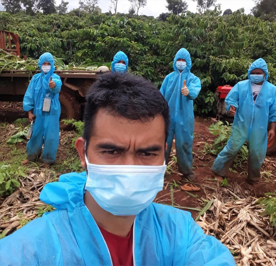 Thầy Y Bih Êban (phía trước), giáo viên Trường THCS Phan Chu Trinh cùng đội tình nguyện đi cắt cỏ giúp dân khu phong tỏa 