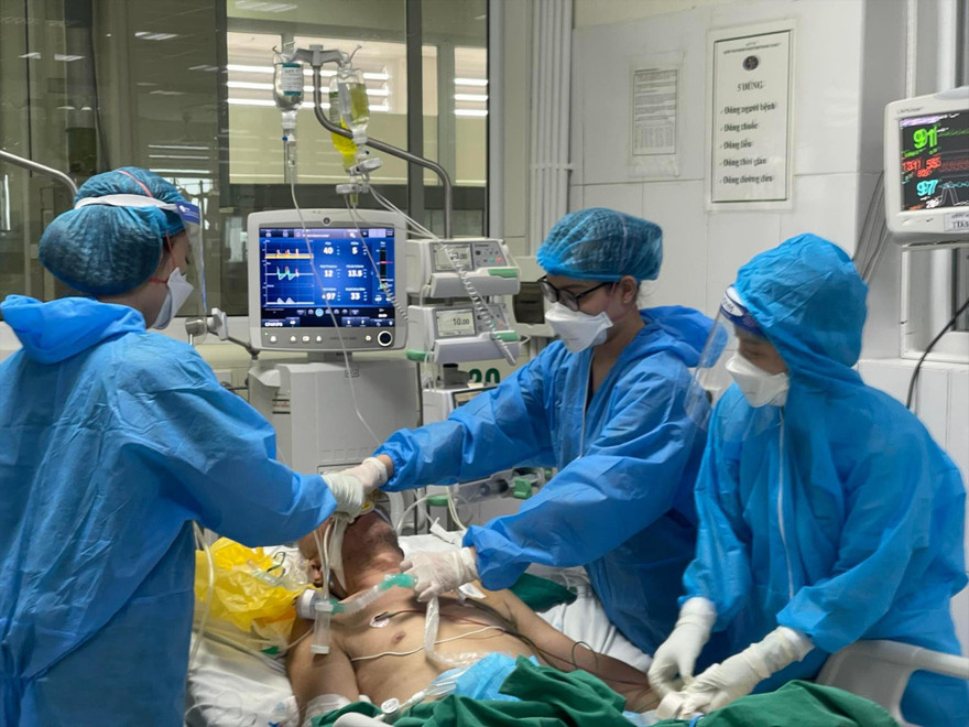 Điều trị bệnh nhân COVID-19 nặng Ảnh: Thái Hà 