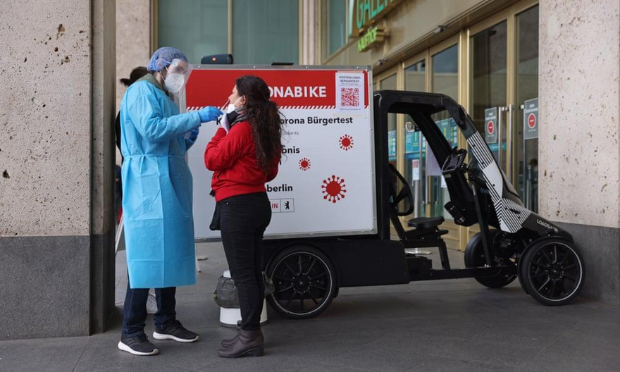 Một người phụ nữ xét nghiệm ở một chiếc Coronabike