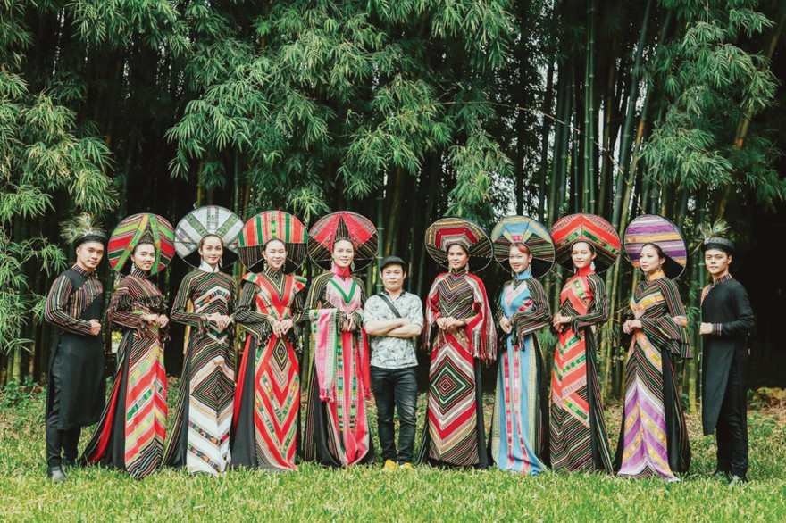 Những chiếc áo dài thổ cẩm được thiết kế tinh tế 