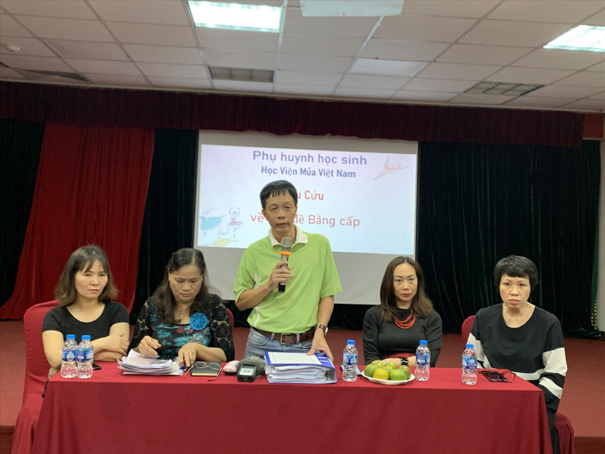Sáng 31/3, phụ huynh học sinh, sinh viên Học viện Múa Việt Nam gặp gỡ báo chí để phản ảnh bức xúc. Ảnh: Nghiêm Huê 