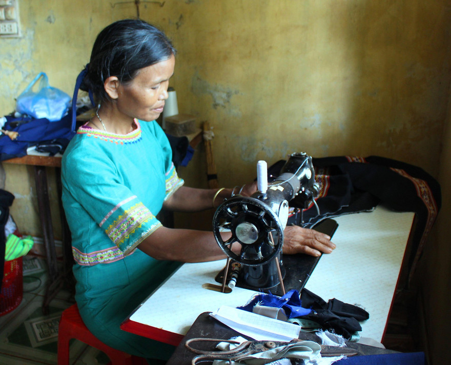 Bà H Bên hằng ngày miệt mài với từng tấm thổ cẩm 