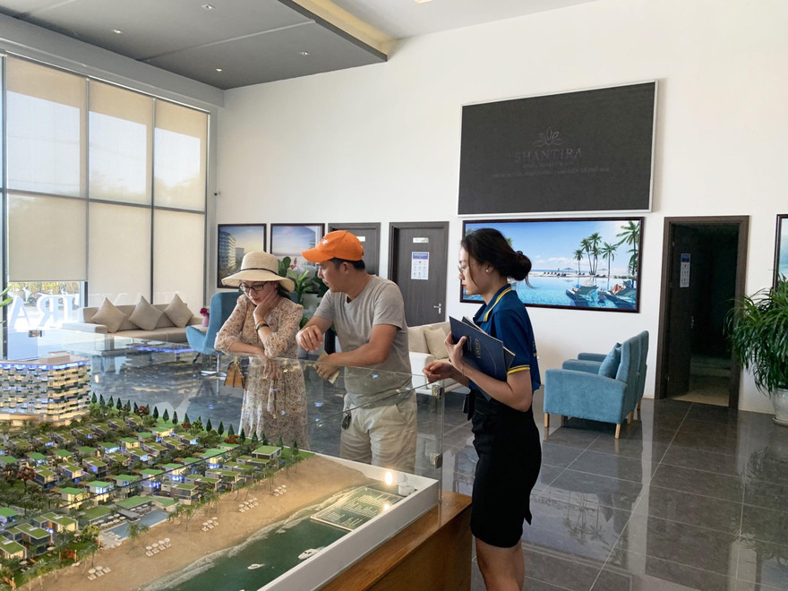 Minh Phương trong vai trò tư vấn viên bất động sản 