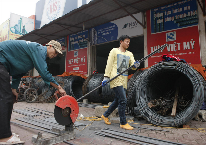 Các đại lý bán thép trên đường Vũ Phạm Hàm (Cầu Giấy, Hà Nội) tăng giá bán thép từng ngày Ảnh: Như Ý 