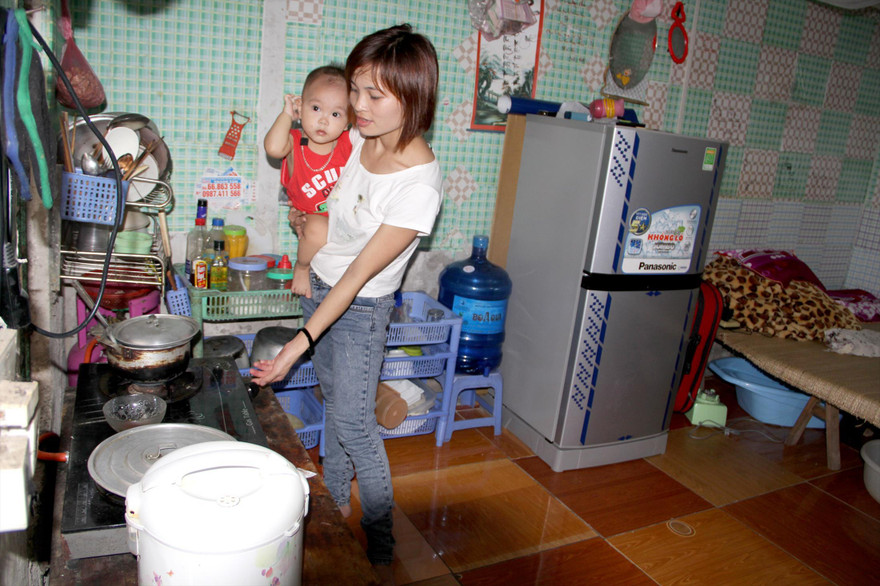 Gặp khó khăn, nhiều lao động khi nghỉ việc đã rút BHXH 1 lần (công nhân tại xóm trọ Khu công nghiệp Thăng Long, Hà Nội) Ảnh: Phạm Thanh 