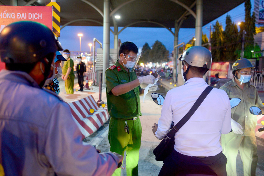 Người dân rời khỏi TPHCM trước khi giãn cách xã hội. Ảnh: Nguyễn Quang