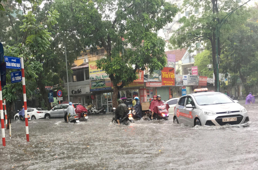 Mưa ngập trên phố Trần Hưng Đạo Hà Nội Ảnh: A.Trọng