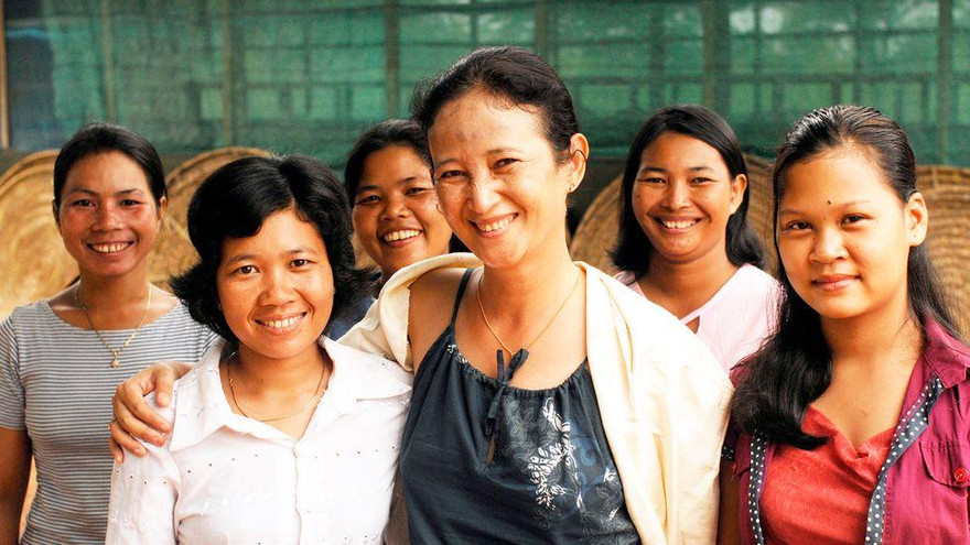 Bà Sophea Pheach (giữa) cùng các nhân viên trang trại