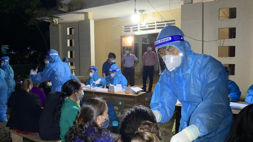 Lấy mẫu xét nghiệm tại huyện Minh Hoá, tỉnh Quảng Bình ảnh: Hoàng Nam 