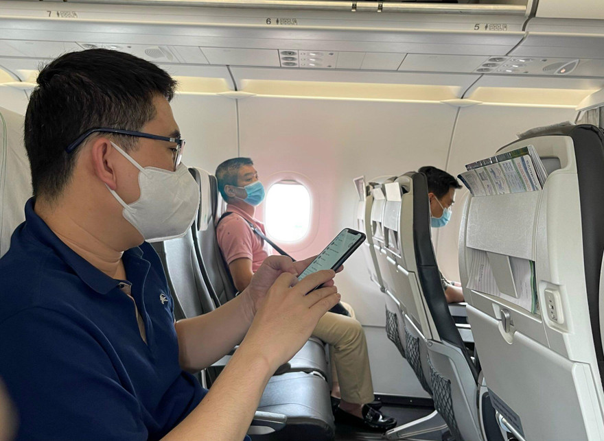 Người dân đã tiêm 2 mũi vắc – xin mong sớm mở cửa hàng không để được đi du lịch nhiều nơi. Ảnh: Như Ý 