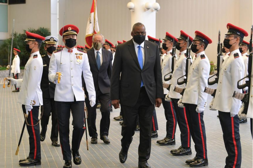 Bộ trưởng Quốc phòng Mỹ Lloyd Austin trong lễ đón tại Singapore ngày 27/7 Ảnh: Straitstimes 