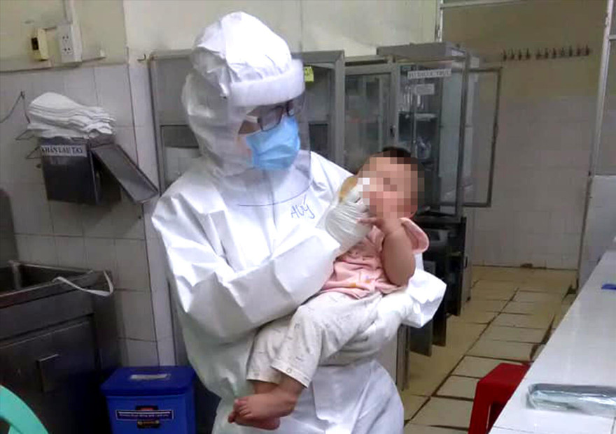 Bác sĩ Thanh Thúy đang cho em bé bú