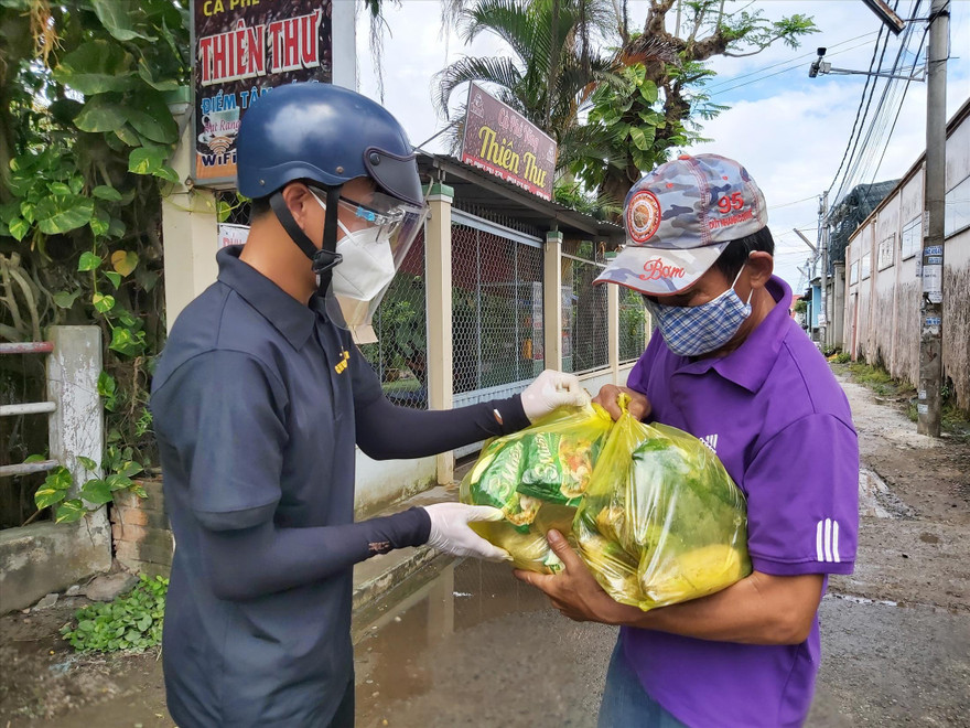 Tình nguyện viên trao quà cho ông Nguyễn Văn Phúc