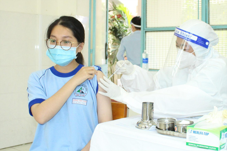 Học sinh chích vắc xin ngừa COVID-19. Ảnh: Vân Sơn
