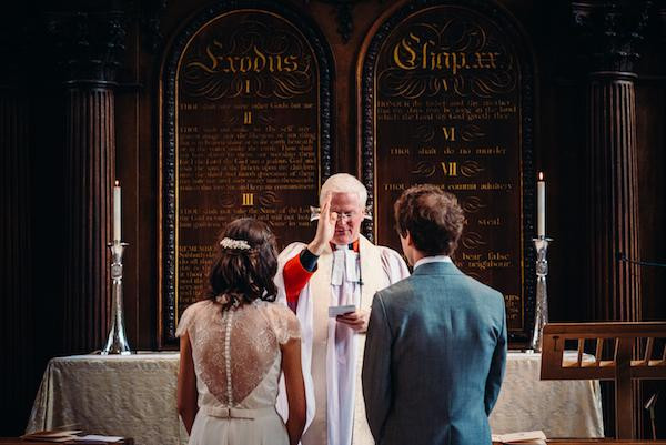 Chủ rể và cô dâu tuyên xưng tình yêu trước mặt Chúa và cộng đoàn Ảnh: M.H 