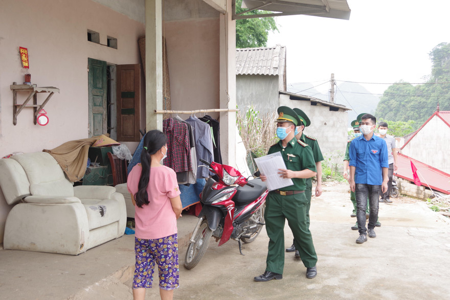 Người dân ký cam kết phòng chống COVID-19 và xuất nhập cảnh trái phép Ảnh: Duy Chiến 