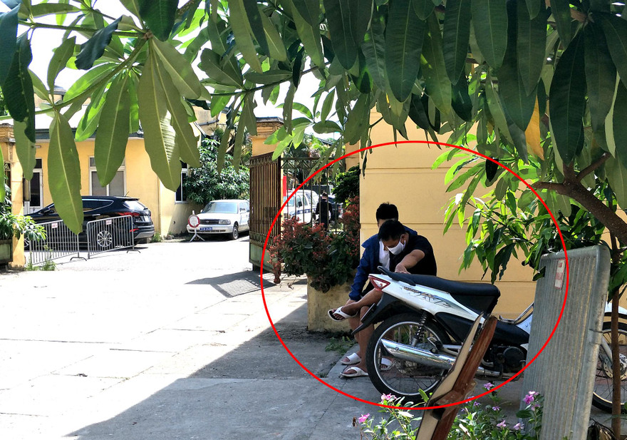 Nhóm “cò mồi” luôn có mặt ở cổng số 5 Ngọc Hồi (Hoàng Mai, Hà Nội) để chặn ô tô lại, gạ chủ xe làm dịch vụ có thu phí 