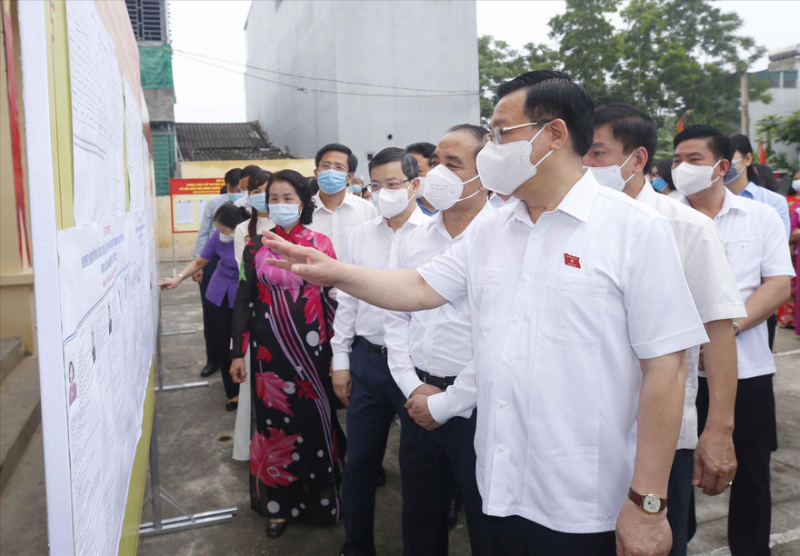 Chủ tịch Quốc hội và các thành viên Hội đồng Bầu cử Quốc gia đi kiểm tra công tác chuẩn bị bầu cử 