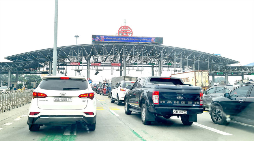 Trạm thu phí Pháp Vân. Ảnh: Phạm Thanh 