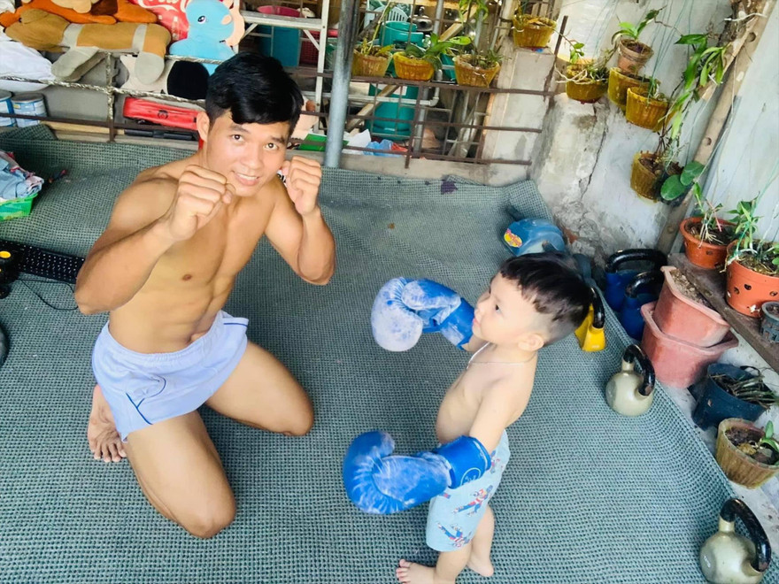 anh Tác cùng con trai tập thể dục tại nhà 