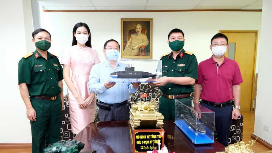 Thượng tá Trần Viết Năng, Trưởng ban Thanh niên Quân đội trao tặng chương trình gây quỹ ủng hộ tuyến đầu của báo Tiền Phong mô hình tàu ngầm Kilo 636 và mô hình xe tăng ẢNH: HOÀNG MẠNH THẮNG 