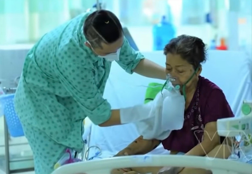 F0 khỏi bệnh ở lại chăm sóc các F0 khác giúp đội ngũ y bác sĩ giảm bớt phần nào gánh nặng quá tải hiện nay