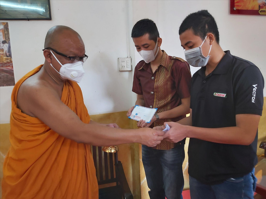 Thượng tọa Lý Hùng, trụ trì chùa Pitu Khôsa Răngsây tặng quà cho sinh viên khó khăn đang ở tại chùa. Ảnh: HÒA HỘI 