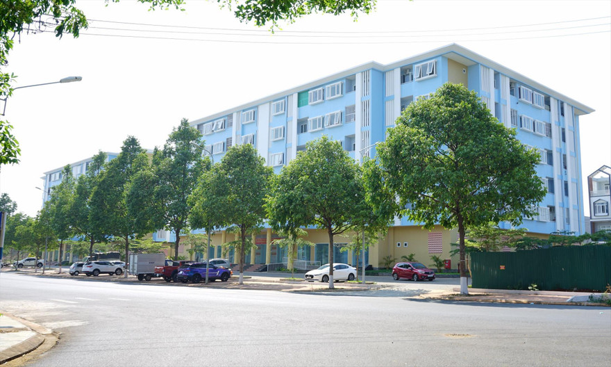 Xe ô tô dựng bên ngoài nhà ở xã hội tại khu dân cư Km 4-5