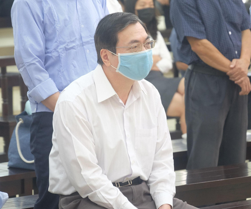 Ông Vũ Huy Hoàng sức khỏe yếu và được ngồi khi khai báo tại phiên tòa 