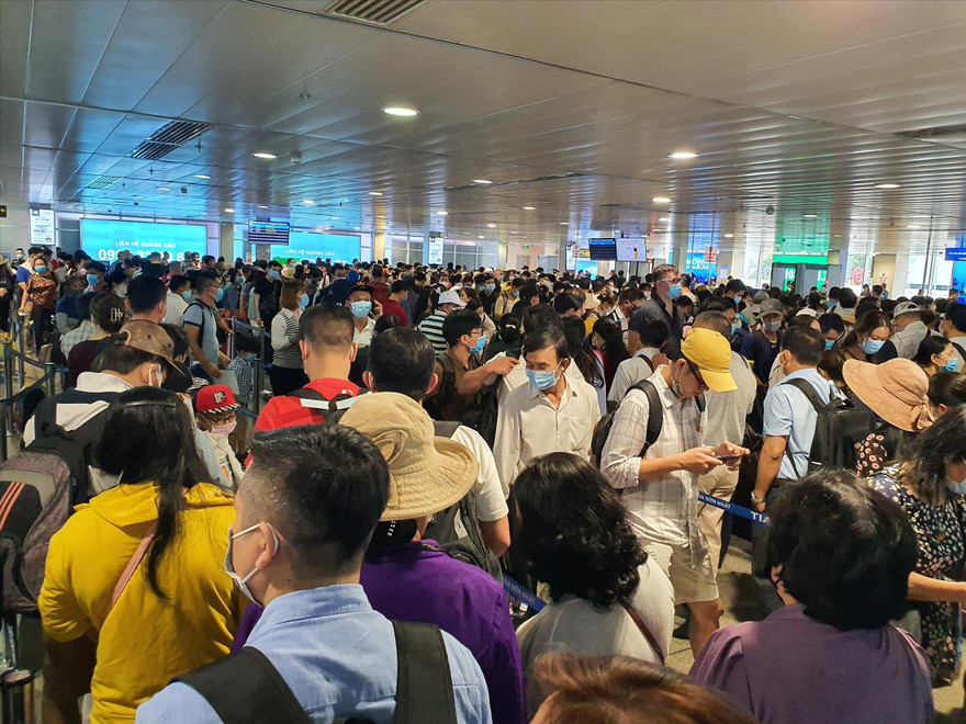 Hàng nghìn người xếp hàng chờ qua cửa soi chiếu an ninh ảnh Ngô Bình 