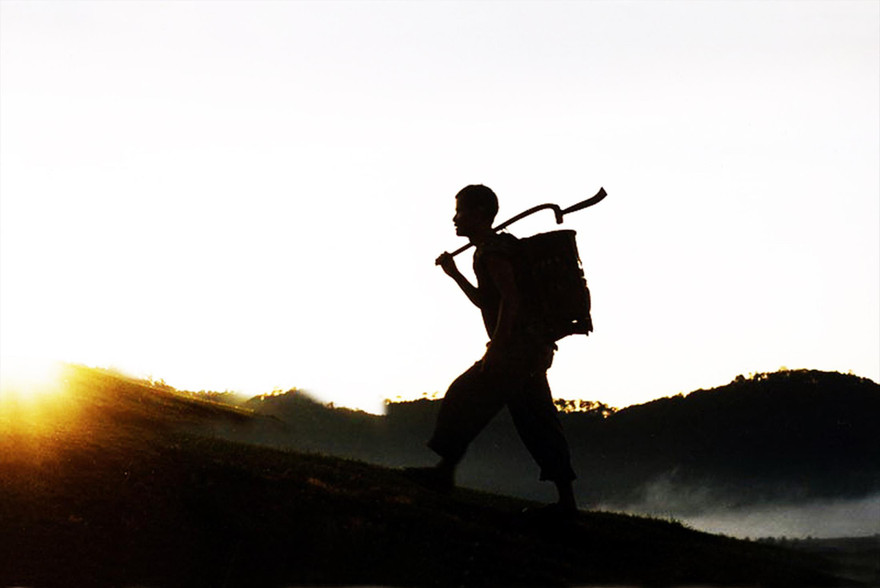 Bưu tá chân trần Ha K’Riêng trên đường đi đưa thư Ảnh: Tư liệu 