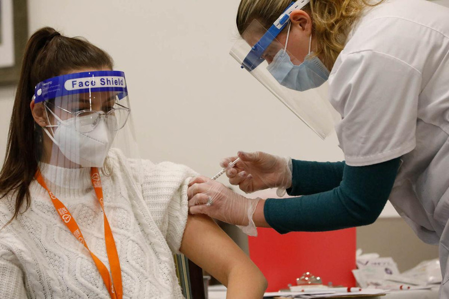 Theo CDC Mỹ, tiêm vắc-xin ngừa COVID-19 làm giảm nguy cơ mắc bệnh nặng hoặc tử vong tới 10 lần Ảnh: AP 