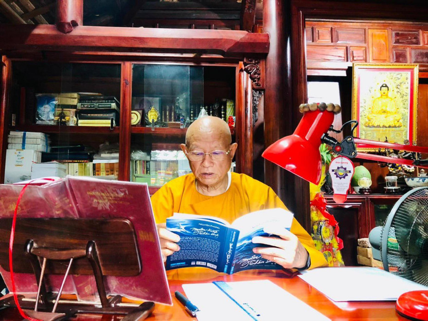 Hoà thượng Thánh Đức, trụ trì chùa Đức Trọng (Lâm Đồng) đọc cuốn Muôn kiếp nhân sinh. Ảnh: Đức Anh 