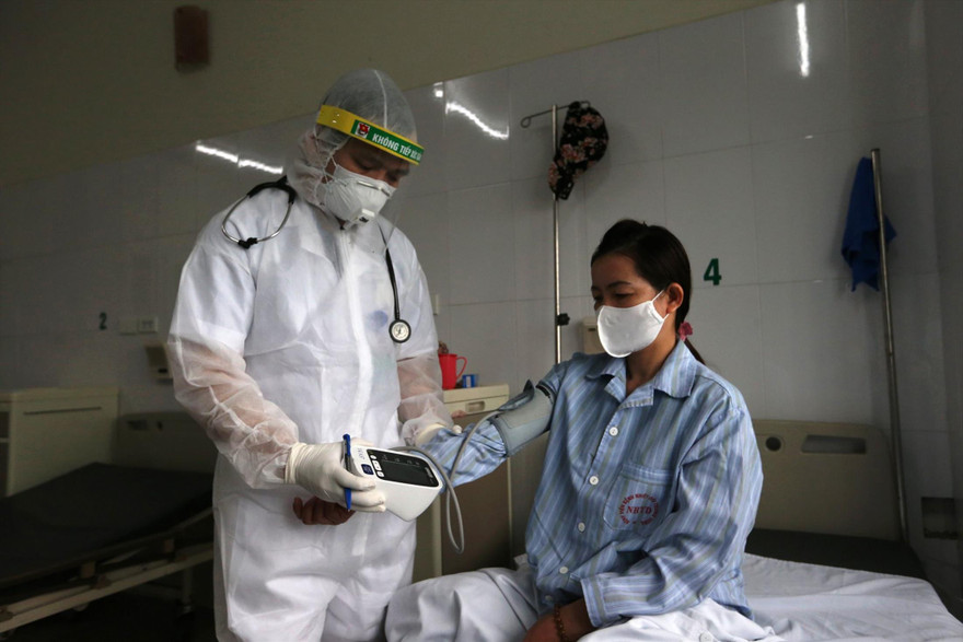Khám cho bệnh nhân mắc COVID-19 Ảnh: Hoàng Mạnh Thắng 