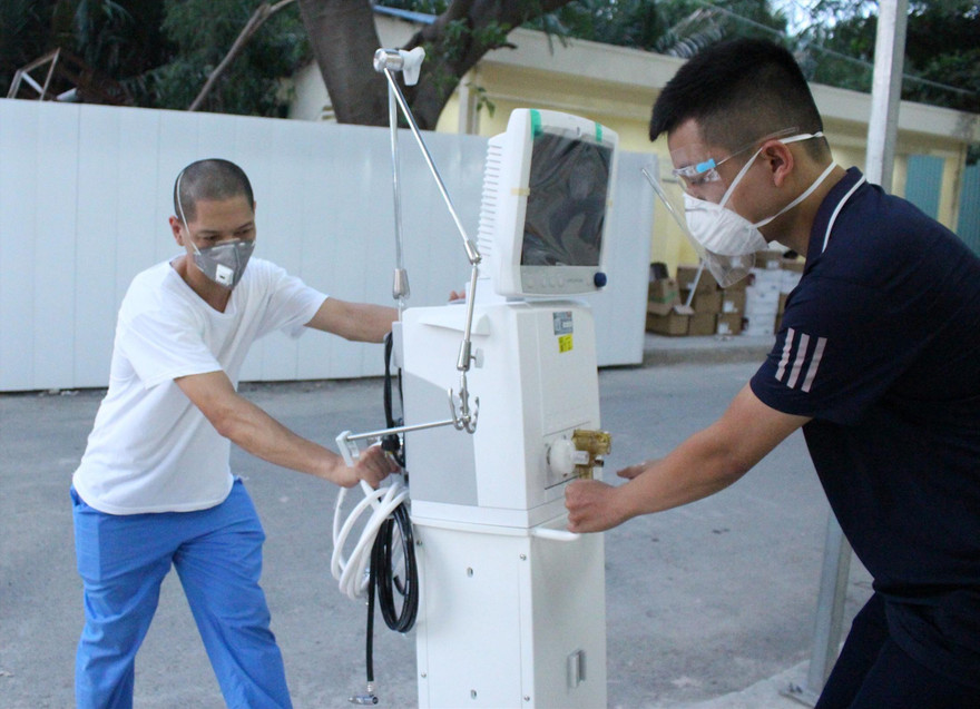 Máy thở được đưa đến Trung tâm Hồi sức COVID-19 