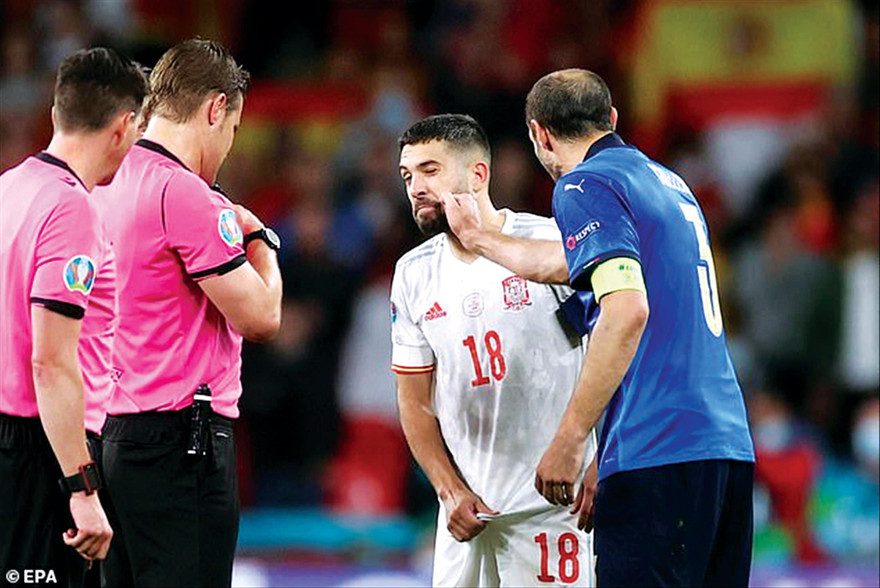 Đội trưởng tuyển Ý Chiellini được cho là đã chơi đòn tâm lý chiến với đội trưởng tuyển Tây Ban Nha với những hành động thân mật cực kỳ khoa trương trong lúc trọng tài tiến hành tung đồng xu chọn cầu môn thực hiện loạt sút luân lưu 