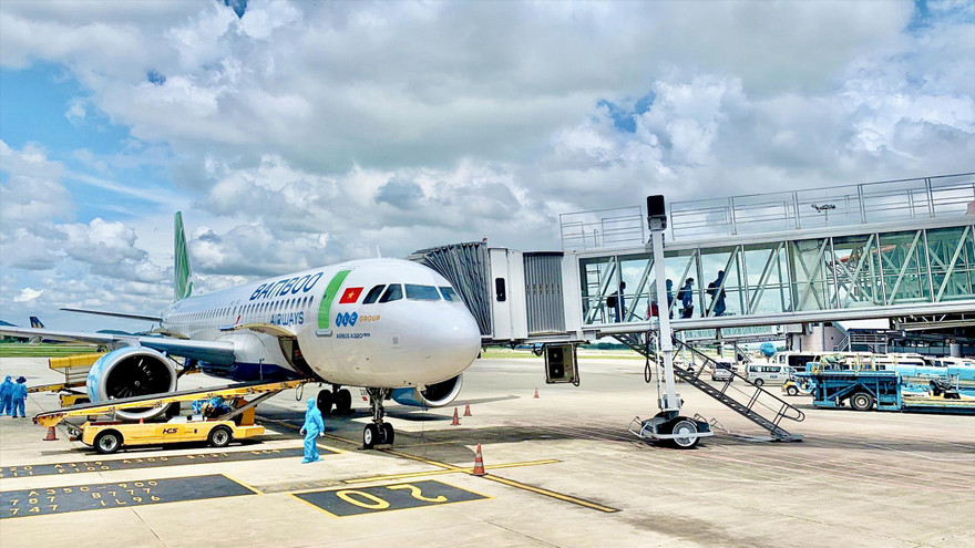 Hoạt động bay thương mại chở khách nội địa cơ bản đang dừng toàn bộ do dịch COVID-19, nhưng có thể được mở lại nhờ “giấy thông hành” vắc-xin 