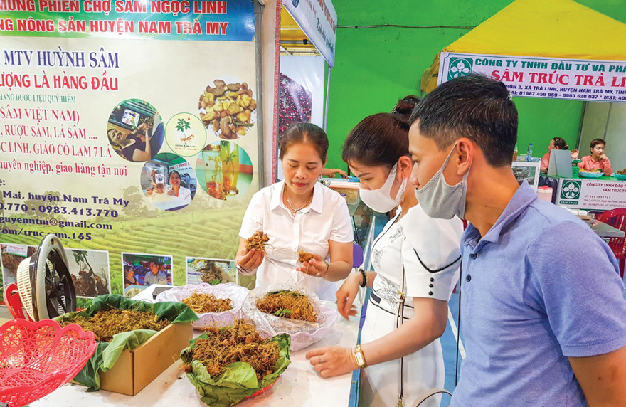 Phiên chợ sâm tiền tỷ lúc chưa giãn cách Ảnh: H.T