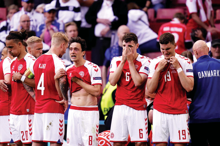 Hình ảnh các cầu thủ Đan Mạch tạo thành vòng tròn bảo vệ khi Eriksen được cấp cứu trên sân trở thành một trong những hình ảnh ấn tượng của EURO 2020 