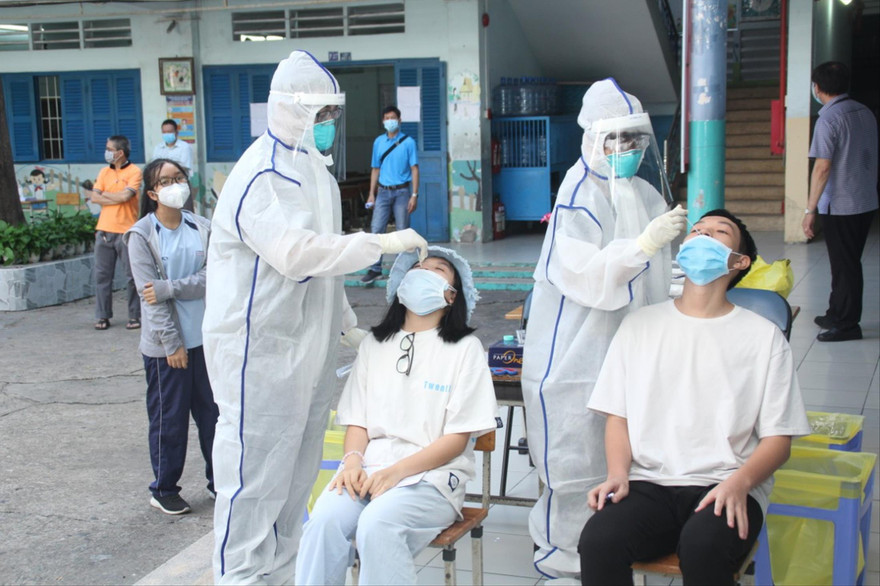 Thí sinh tham gia lấy mẫu xét nghiệm COVID-19 ngày 3/7 tại TPHCM