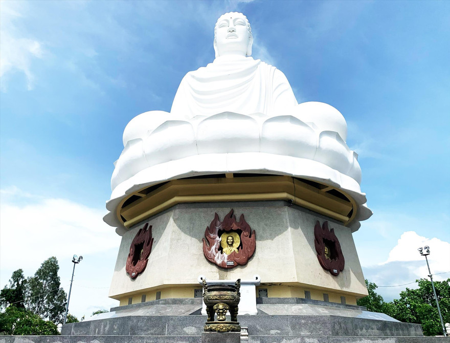 Tượng Kim Thân Phật Tổ - tượng phật ngoài trời lớn nhất Việt Nam được đặt tại vị trí cao nhất trên đồi Trại Thủy