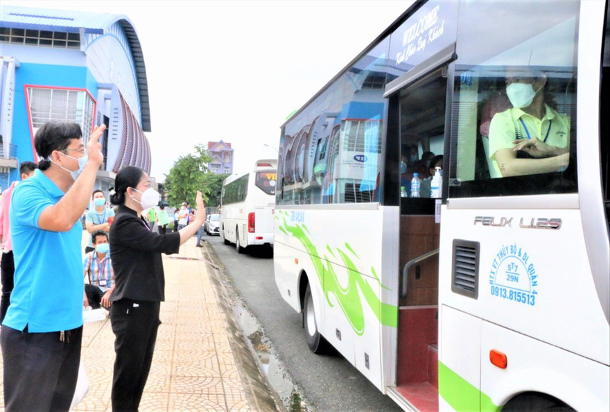 Bình Dương tổ chức xe đến tận quê rước công nhân quay trở lại làm việc ảnh: hương chi