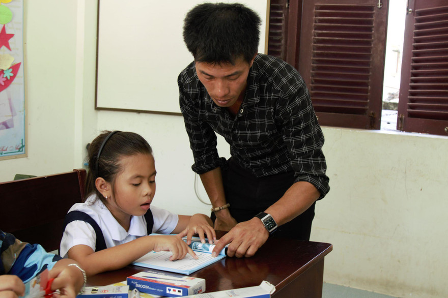 Thầy giáo Nguyễn Hữu Phú trong tiết học