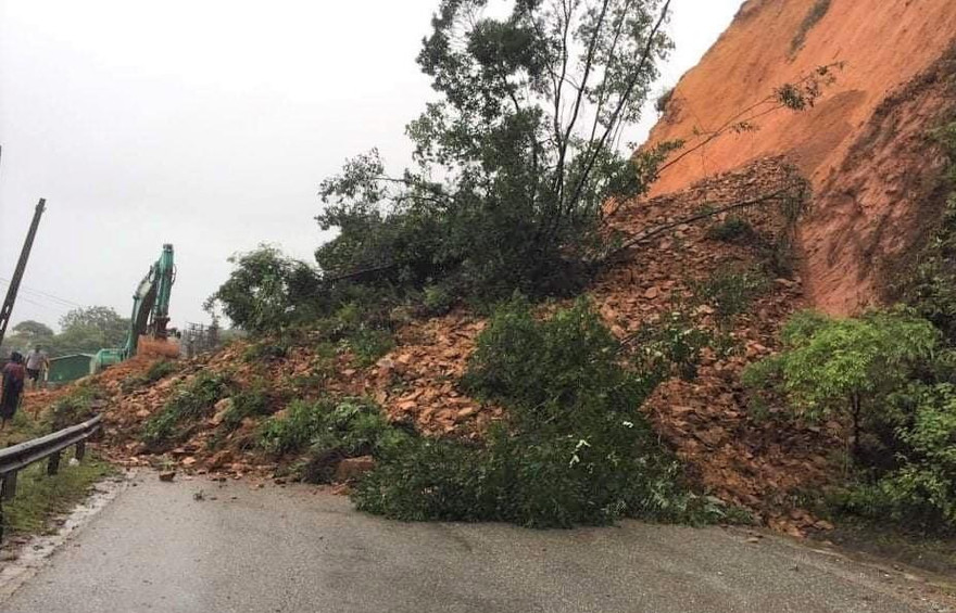 Khu vực sạt lở núi tại xã Sơn Kim 1 chia cắt đường lên Cửa khẩu Cầu Treo