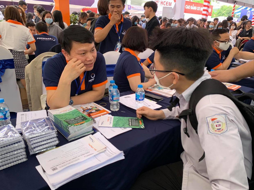 Thí sinh có 1 tuần để lựa chọn lại cơ hội vào đại học (ảnh chụp tại một ngày hội tư vấn tuyển sinh hồi tháng 3). Ảnh: Diệp An 