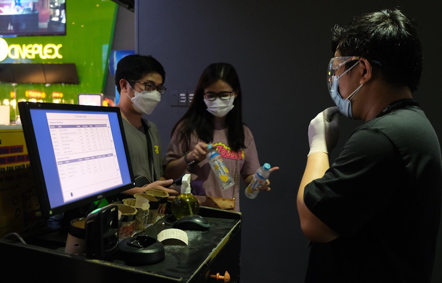 Lác đác khách mua vé tại rạp phim BHD. Ảnh: Chang Chang