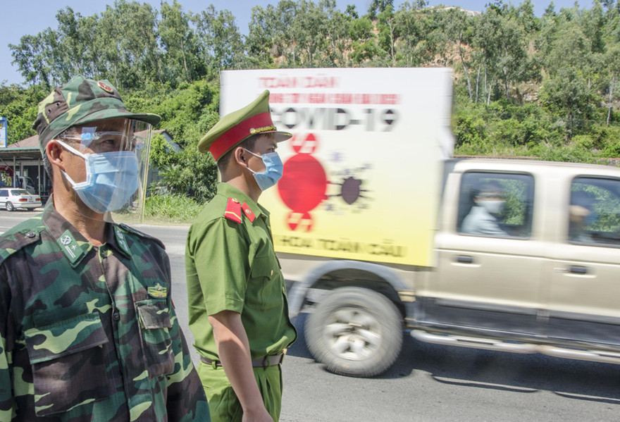 Chiếc xe lưu động liên tục chạy quanh phát loa kêu gọi người dân tự giác đi test nhanh